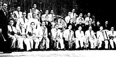 Adi Rosner z orkiestrą – 
obok stoją Albert i Mieczysław Harris