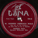 W okienku siedziała