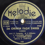 Za oknem pada śnieg
